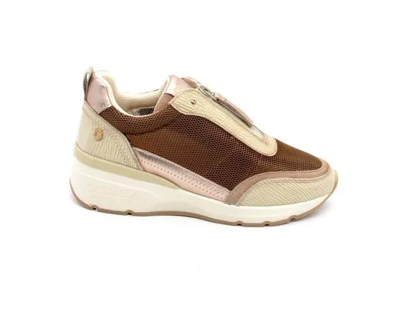 Deportivas Carmela 161422 beige para mujer